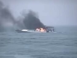 Semprot Mesin Pakai Bensin, Kapal Pengangkut Material Terbakar di Perairan Kusamba