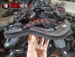 Sentra Pembuatan Sandal di Desa Toyomarto Singosari Malang, Bertahan dan Berkembang di Tengah Persaingan