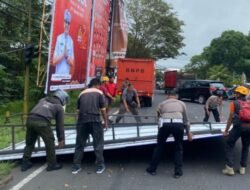 Tabanan Dilanda Angin Kencang, Pohon dan Baliho Roboh Timpa Pengguna Jalan