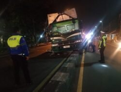 Laka Depan SPN Mojokerto, Truk Wing Box Naik Median Muatan Berserakan