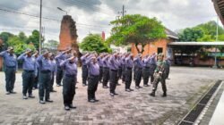 TNI di Trowulan Latih 50 Satlinmas Tentang Kedisiplinan dan Materi PBB