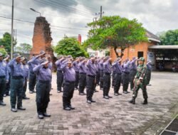 TNI di Trowulan Latih 50 Satlinmas Tentang Kedisiplinan dan Materi PBB