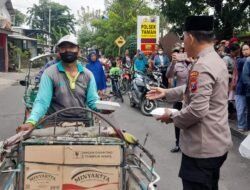 Peduli dengan Masyarakat Bagikan Makanan Gratis Kepada Warga Yang Lewat
