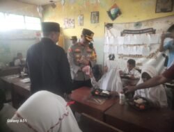 Di UPT SDN 71 Gresik, Kapolres Gresik Bagikan Paket Makanan Bergizi Gratis Kepada Para Siswa