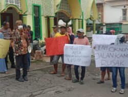Jalan Rusak Parah, Masyarakat Desa Delegan Demo Dump Truk Bermuatan Batu Urukan