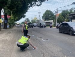 Peduli Keselamatan Berkendara, Polisi di Sidoarjo Berikan Tanda Jalan Berlubang