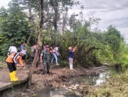 Normalisasi Drainase di Jalan Raya Parengan-Mojolebak, Danramil 0815/07 Jetis : Kurangi Resiko Banjir & Kecelakaan
