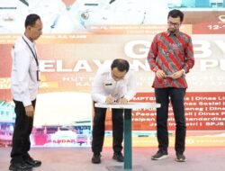 Buka Gebyar Pelayanan Publik, Wabup Tinjau Tenant dan Kepala DPMPTSP MOU Dengan BSPJI Surabaya