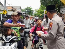 Penguna Jalan Merasa Senang Ada Jumat Berkah Dari Polsek Taman Berbagi Makanan Gratis