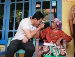 Bu Kasmini Nangis Saat Plt Bupati Lihat Kondisi Rumahnya Yang Rusak Pasca kebakaran