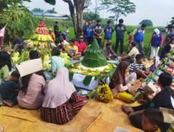 Syukuran di Punden Wuliyo Jati: Arakan Tumpeng, Rebutan Polowijo, dan Makan Bersama