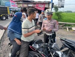 Jajaran Polresta Sidoarjo Menghimbau Pentingnya Penggunaan Helm bagi Pengendara