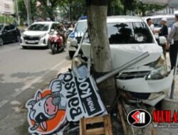 Ban Pecah, Xenia Oleng di Jalan Sukarno Hatta, Seruduk Motor hingga Tiang Reklame Bakso