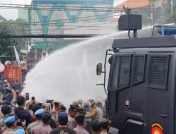 Demo Mahasiswa Tolak Efisiensi Anggaran Pendidikan dan Program MBG di Jatim, Berakhir Ricuh