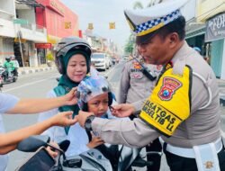 Satlantas Polres Mojokerto Kota Bagikan Helm dan Snack Kepada Pengendara Motor