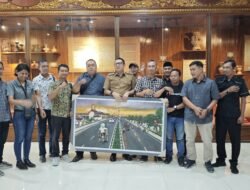 Jelas Berakhirnya Masa Jabatan, Mas PJ Dapat Hadiah Dari Wartawan 