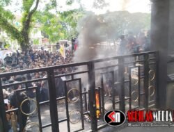 Ribuan Demonstran Protes 100 Hari Kabinet, Bakar Foto Prabowo-Gibran dan Geruduk Gedung DPRD Malang