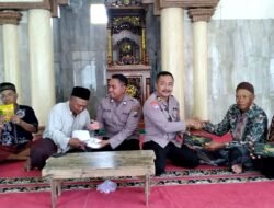 Polresta Sidoarjo Beri Bantuan Al Qur’an Dan alatan Solat Di Masjid Desa Gagsng Kepohsari Balongbendo