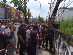 Tim PJUT Badung, Bersihkan Kabel Provider Semrawut di Jalan Dewi Sri