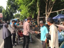 Jumat Berkah, Kapolsek Sidayu Naik Becak Bagikan Nasi Bungkus Gratis