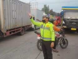 Polres Lamongan Dengan Sigap Atasi Kecelakaan Truk Trailer Bermuatan Gula 38 Ton