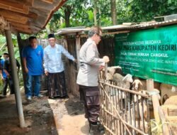 Polsek Wates Dampingi Penyerahan Ternak Kambing untuk Penggali Kubur di Desa Joho