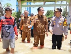 Wakil Bupati dan Kapolres Gresik Tinjau Lokasi Banjir Di Balongpanggang