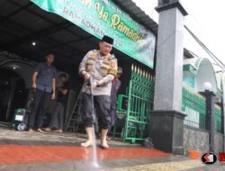 Polresta Malang Kota dan Mahasiswa Bersinergi: Bersihkan Masjid, Bagikan Mushaf Al-Qur’an dan Sembako