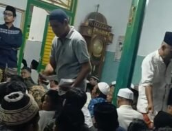 Buru Amplop, Ribuan Warga di Sumenep Tarawih Sejak Sore Hari