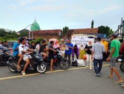 Momen Ramadhan, Wartawan dan Aliansi Gresik Selatan Bagikan 1000 paket Takjil