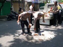 Cegah Laka Lantas, Polisi Tambal Jalan Berlubang di Pasuruan yang Tak Kunjung Diperbaiki