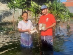 Noto Utomo Dampingi Anggota DPR RI Tinjau Banjir dan Bagikan Bansos di Desa Bungah