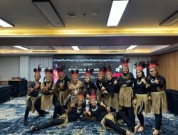Kegiatan General Staff Meeting di Aston Inn Jemursari Dengan Berbusana Pakaian Daerah, Bertemakan Indonesian Cross Culture