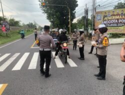 Satlantas Polres Blitar Bagikan Takjil kepada Pengguna Jalan