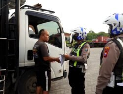 Satlantas Polres Gresik Lakukan Penertiban Aturan Jam Operasional Angkutan Barang dan Bagikan Takjil