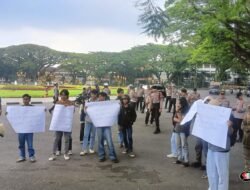 Belasan Mahasiswa Gelar Aksi di Balai Kota Malang, Tuntut Penertiban Tempat Hiburan Penjual Miras Ilegal