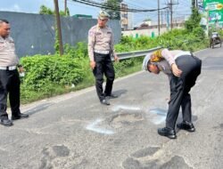 Cegah Kecelakaan, Satlantas Polres Mojokerto Tandai Jalan Berlubang di Simpang 5 Kenanten