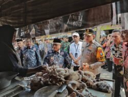Kapolres Blitar bersama Bupati dan Forkopimda Gelar Sidak Bahan Pokok Penting di Pasar Wlingi