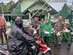 Sedekah Prajurit Kodim 0815/Mojokerto Sasar Wilayah Trawas Bagikan Ta’jil Para Pengguna Jalan
