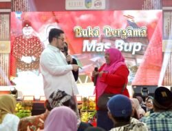 Utamakan Kepentingan Orang Banyak, Mas Dhito Beri Bantuan Ibu Tukang Pijat Ini
