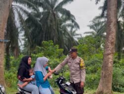 Bagi Bagi Takjil Kapolsek Kota Bersama Personil di Depan Polsek Kota Kisaran Kepada Penguna Jalan