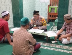 Polisi di Krembung Semangat Tadarus Al Qur’an bersama Warga
