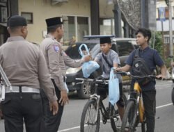 Ratusan Paket Takjil Dibagikan Satlantas Polres Lamongan kepada Pengendara