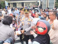 Maknai Berkah di Bulan Ramadan, Kapolres Kediri Kota Berbagi Takjil Kepada Pengguna Jalan