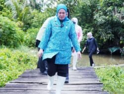 Ketua PKK Kota Palembang Dewi Sastrani Ratu Dewa Terobos Banjir Demi Membantu Masyarakat