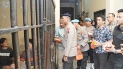 Kapolresta Sidoarjo Bagikan Takjil Buka Puasa ke Tahanan