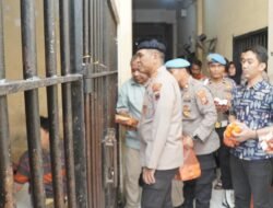 Kapolresta Sidoarjo Bagikan Takjil Buka Puasa ke Tahanan