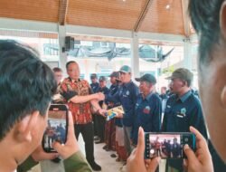 Terdampak Cuaca Ekstrim, Wabup Asluchul Alif Berikan Bantuan Bahan Pokok Kepada Nelayan Ujungpangkah