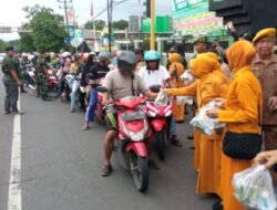 Veteran, Piveri, dan PPM Cabang Gresik Berbagi Ratusan Takjil di Depan Kodim 0817 Gresik