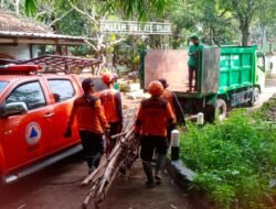Terjunkan Tim Gabungan, Pemkot Kediri Bersihkan Tumpukan Sampah di Bawah Jembatan Sungai Kedak